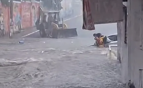 Lluvias intensas inundan colonias y fraccionamientos de Culiacán; rescatan a cinco automovilistas