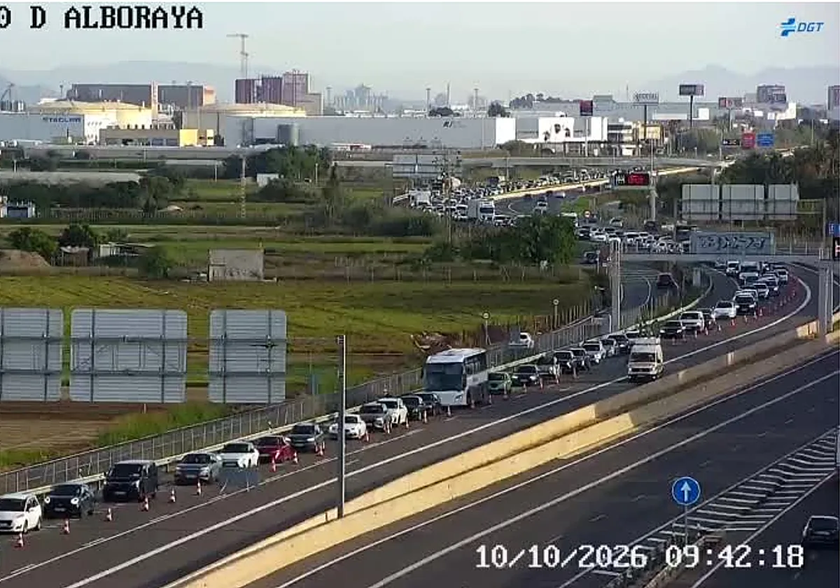 Una caída de cables de alta tensión cierra horas un acceso principal a Valencia