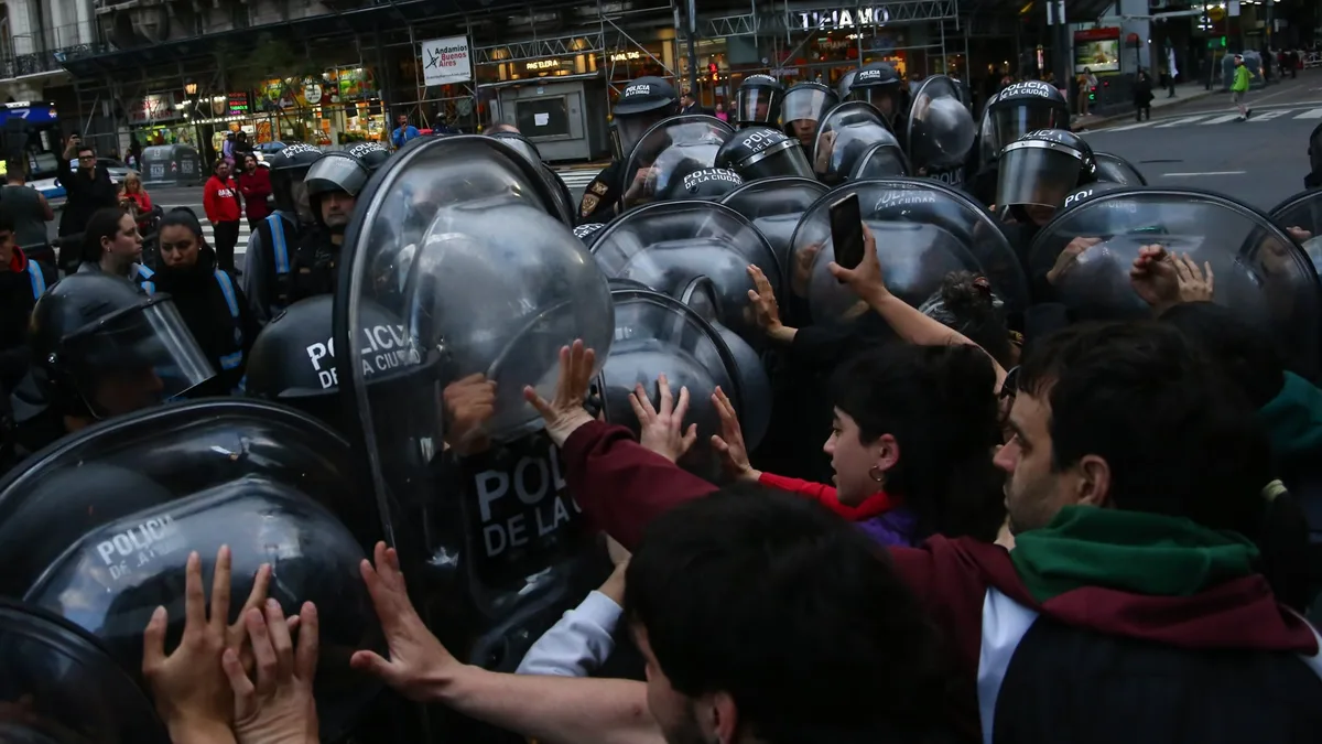 Tensión en la previa de la Marcha Universitaria: detuvieron a un hombre en un semaforazo en defensa por los profesorados