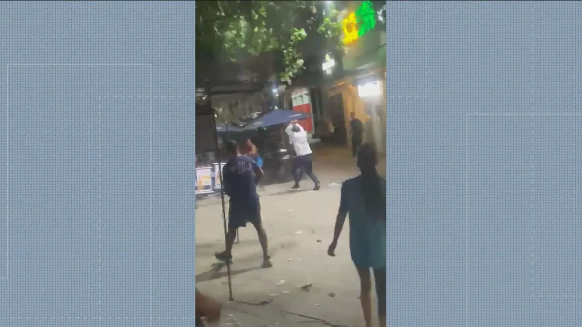 Camelô é agredido com barra de ferro por motorista de ônibus após discussão na Barra da Tijuca; VÍDEO
