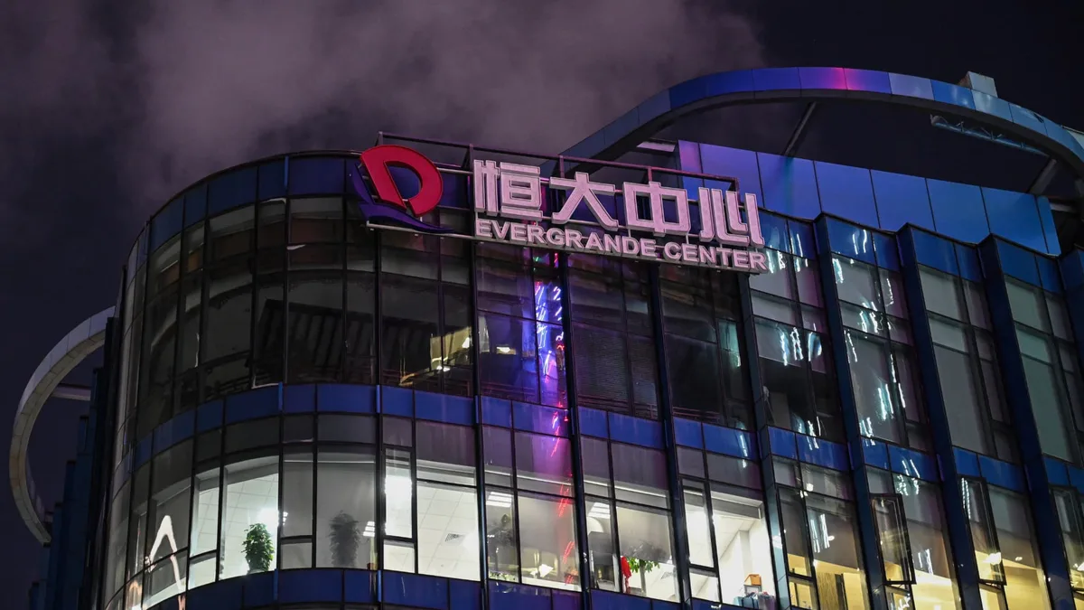 Le fondateur de l'ancien géant chinois de la promotion immobilière, Evergrande, condamné à la prison à vie par la justice chinoise ; le groupe à 2 milliards d'euros d'amende