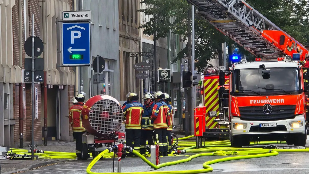 Karlsruher Innenstadt: Nach Parkhausbrand: Abschleppfirma bringt Autos zu Besitzern