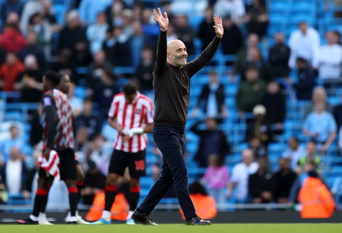 Man City survives eight-goal thriller against Sunderland, Man United rescues late draw