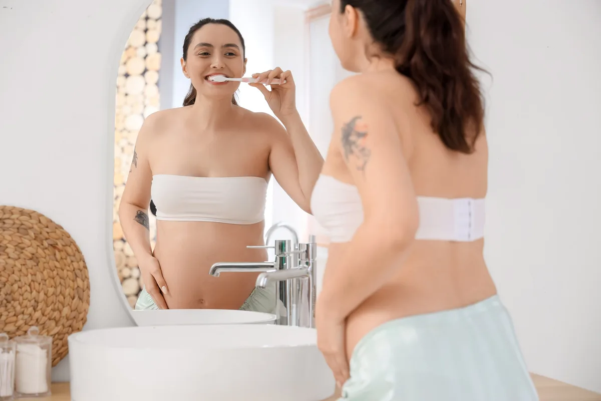 Salud bucal y hormonas: 13 respuestas para entender por qué el ciclo menstrual, el embarazo y la menopausia afectan tus dientes