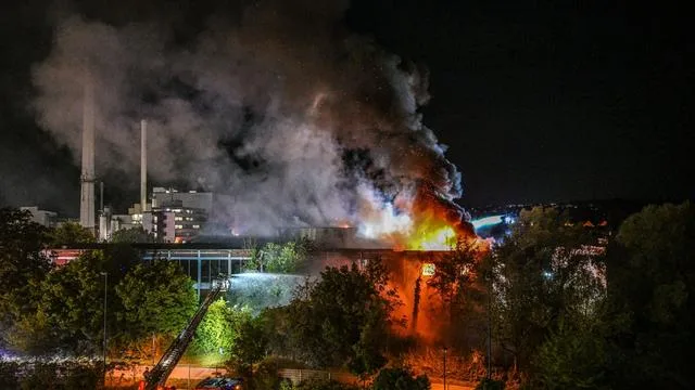 Brände: Lagerhallen-Brand in Ulm - Reifen gelagert