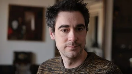 Ne supportant plus des douleurs liées à un implant anti-hernie, le comédien Arnaud Denis s'est fait euthanasier en Belgique
