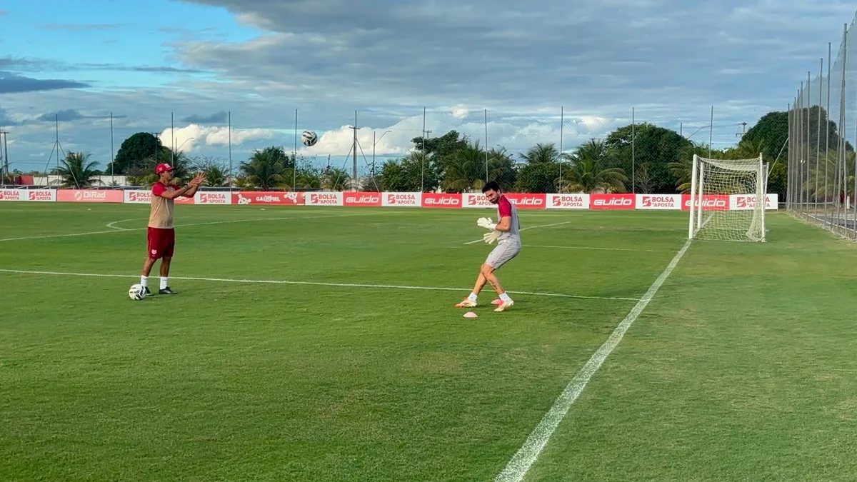 Matheus Albino treina sem restições no CRB e está perto do retorno