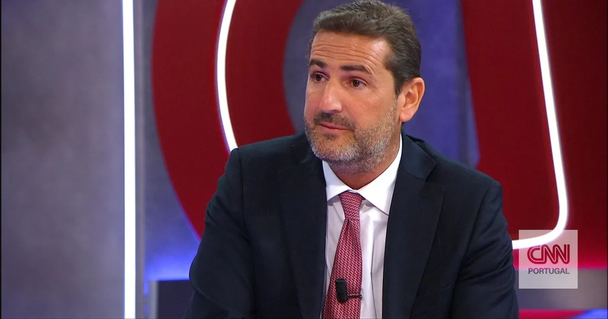 Hugo Soares acusa Centeno de "fraude política e científica" e garante ainda que "aquilo que aconteceu em Espanha com Maricarmen nunca acontecerá em Portugal
