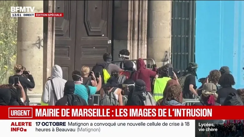 Manifestation du 17 octobre: les images de l'intrusion de manifestants à la mairie de Marseille qui ont causé quelques dégâts