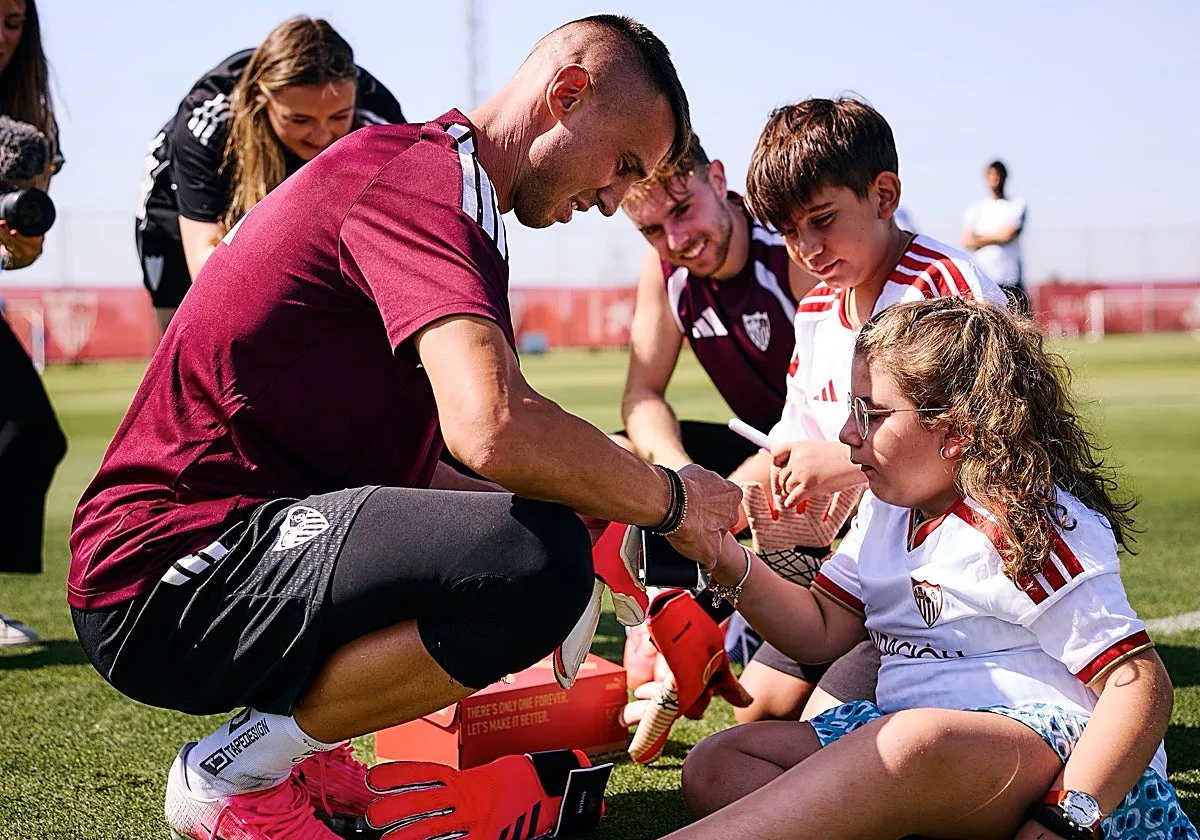 El Sevilla FC hace realidad un sueño para Alejandro y Belén