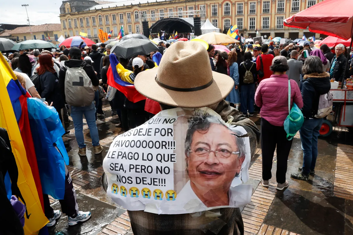 Petro saca a miles de ciudadanos a las calles para retar a De la Espriella