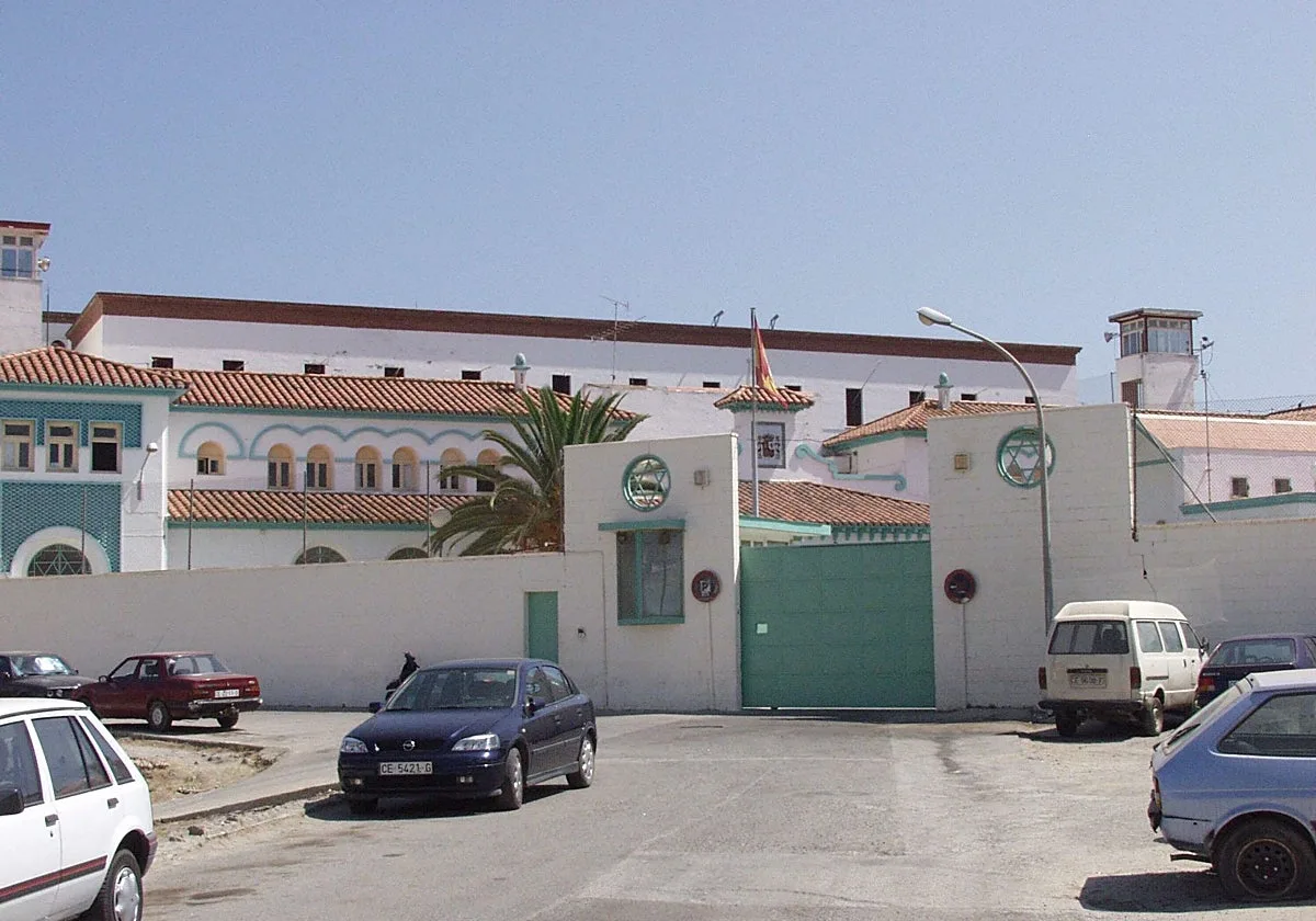 Marlaska traslada a 44 inmigrantes de Ceuta a prisiones de la Península