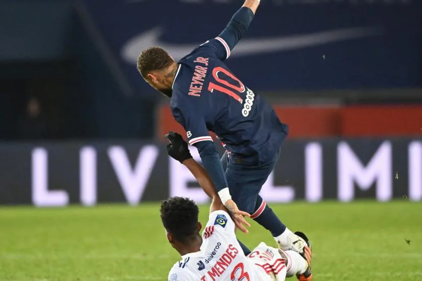 L'ancien milieu de l'OL Thiago Mendes refuse de serrer la main de Neymar dans le Championnat brésilien