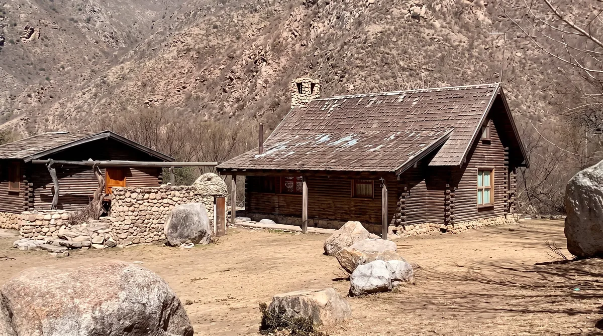 Del lujo de los años 90 al abandono: entre rumores de cambio de dueño, así está hoy la cabaña de Carlos Menem en Anillaco