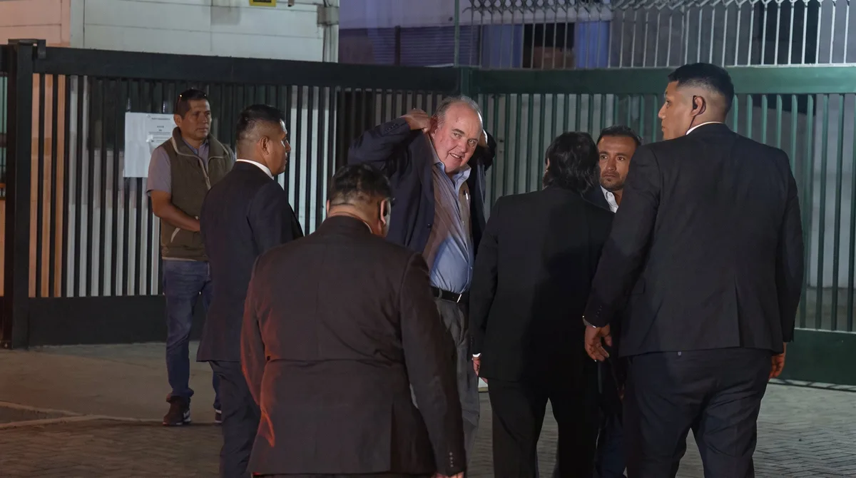 Rafael López Aliaga irrumpe en el debate entre ovaciones, rechazo de sus rivales políticos y su desafío al JNE