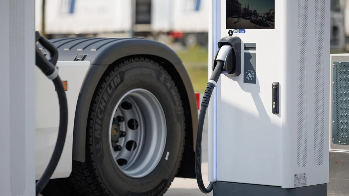 Elektromobilität: Weltweiter Absatz von E-Lkw und E-Bussen fast verdoppelt