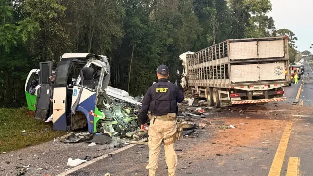 Colisão entre autocarro e camião provoca pelo menos 21 mortos no Brasil