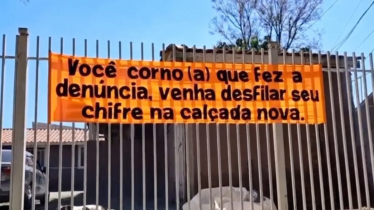 ‘Você, corno que fez a denúncia’: casal evita multa de R$ 18 mil na calçada e coloca faixa de ‘Rua dos Cornos’ debochada após reclamação anônima