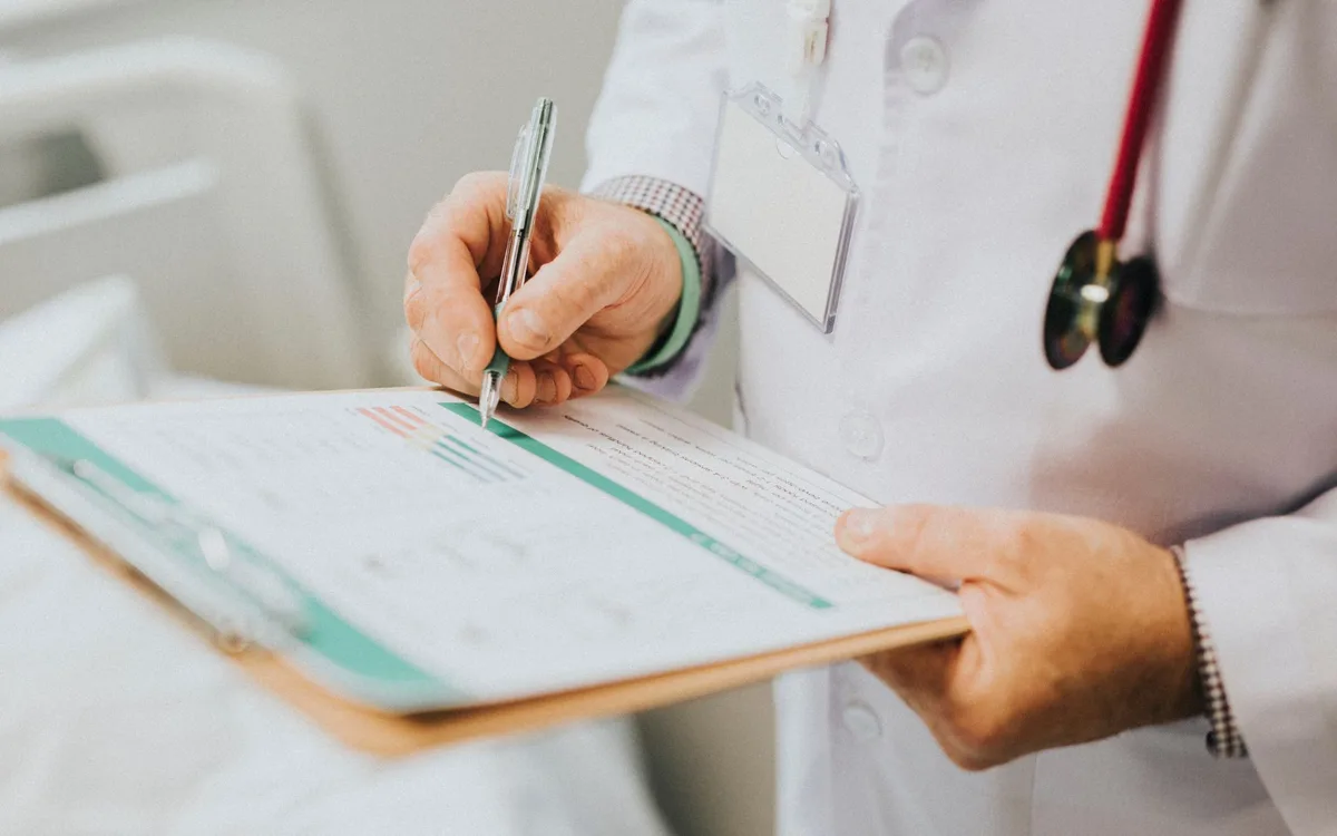 Médica é presa na Bahia em operação contra venda de diplomas falsos