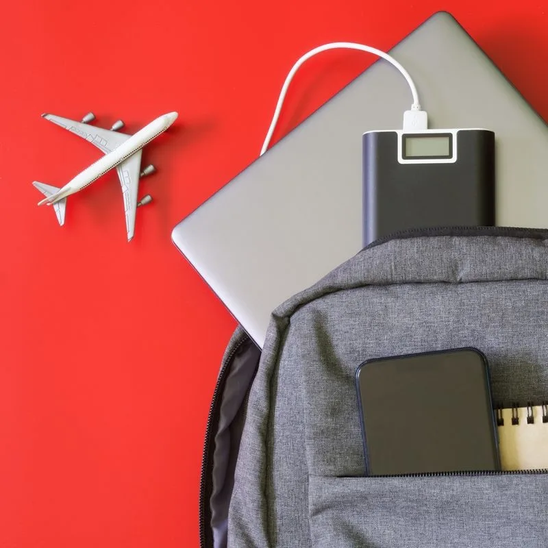 Actualité : Batterie externe en avion : des flammes s’échappent du coffre à bagages en plein vol, voici la règle d’or à respecter en cabine
