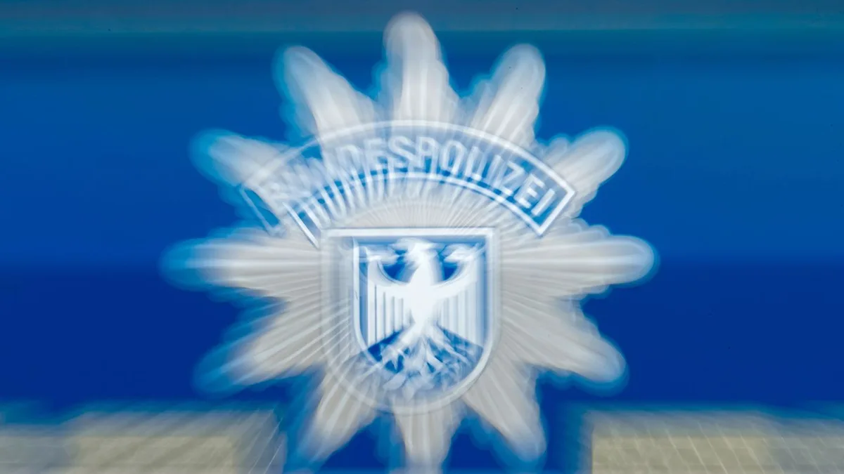 Beinahe-Zusammenstoß: Autofahrer ignoriert Schranke – Zug muss scharf bremsen