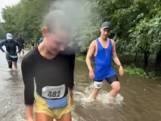 VIDÉO. Un semi-marathon dans les inondations : aux États-Unis, des athlètes courent avec de l’eau jusqu’aux cuisses