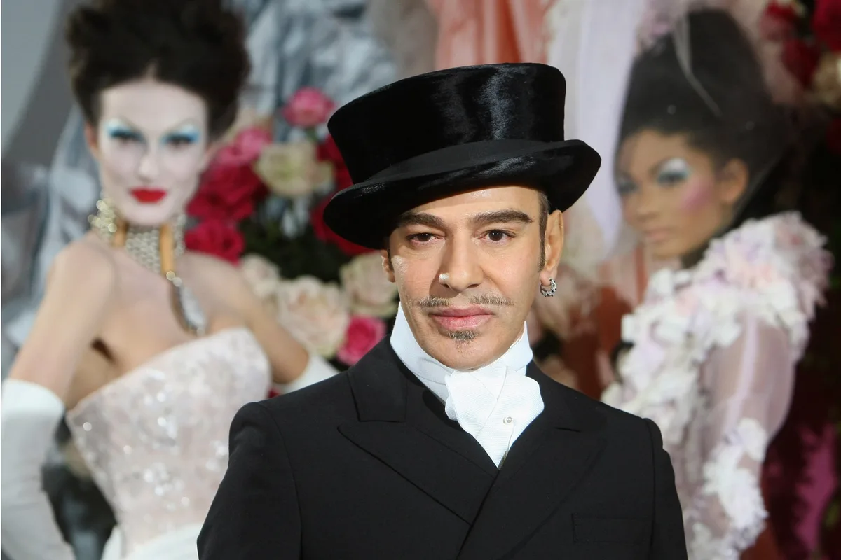 Museu Met e John Galliano cancelam mostra após críticas por falas antissemitas do estilista