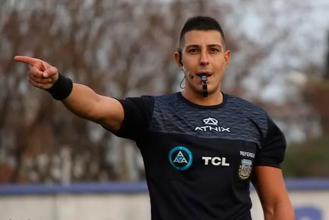 Juan Cruz Robledo, en el centro de la escena: el árbitro fue uno de los protagonistas del triunfo de Gimnasia de Mendoza ante Newell’s