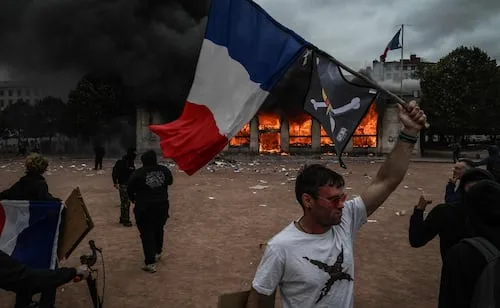 VIDEOS: Disturbios en Francia durante protestas por encarecimiento de la vida; joven pierde una mano al explotarle granada policial