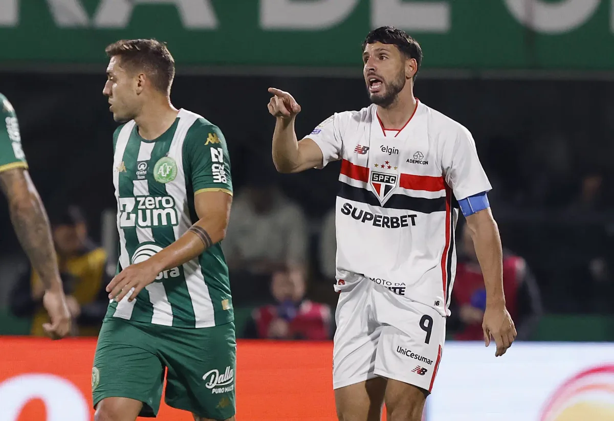 Calleri sofre entorse no tornozelo e pode desfalcar o São Paulo contra o RB Bragantino