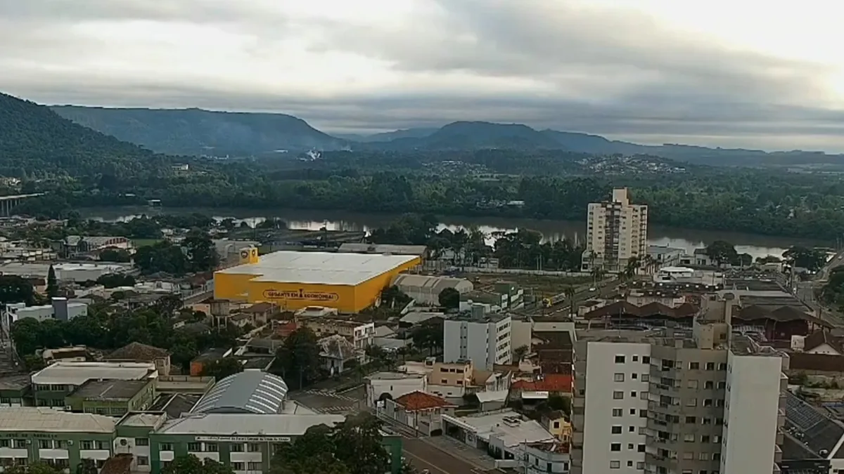 Cinco são denunciados por tráfico internacional de pessoas e por tentar matar testemunhas, no Paraná