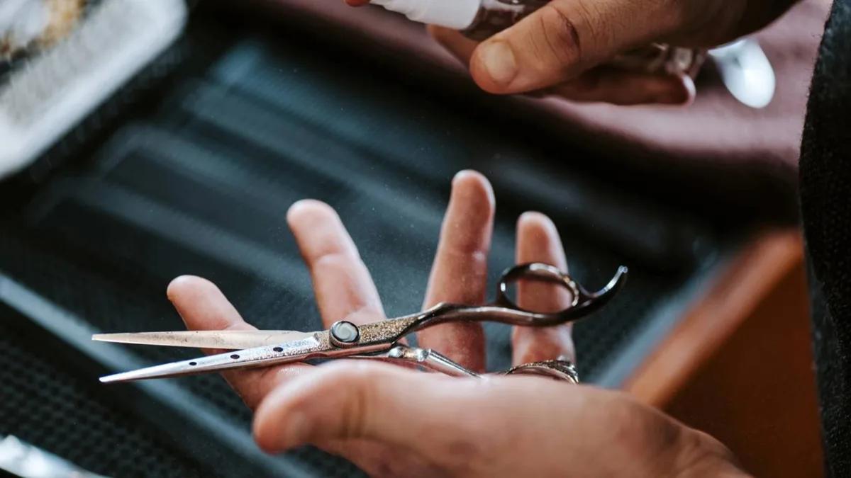 Como amolar uma tesoura cega em casa com um truque simples, sem ferramentas especiais e leva apenas 1 minuto