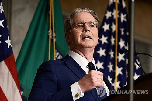 베선트 "日건전재정·금리인상 시장에 명확히 제시를"