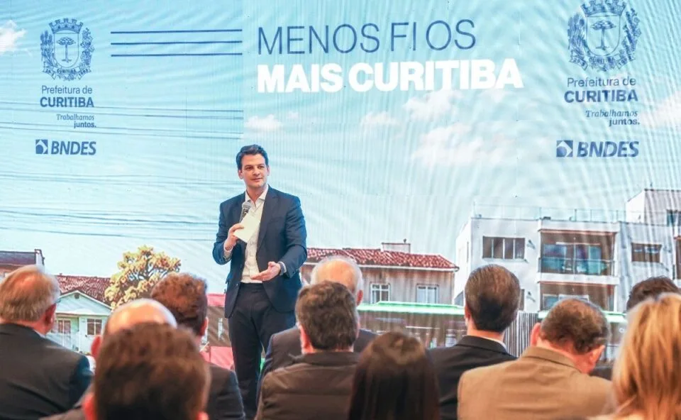 Curitiba assina protocolo de intenções com o BNDES para enterrar 120 km de fios de luz e telecomunicações