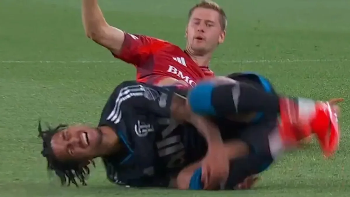 Toronto FC’s Zimmerman shown red card for hard foul on scoring opportunity