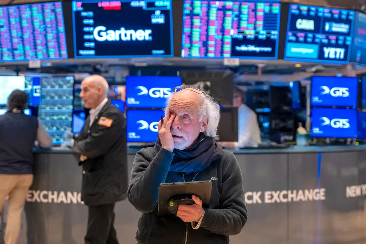 Global wave of selling as traders flee tech stocks
