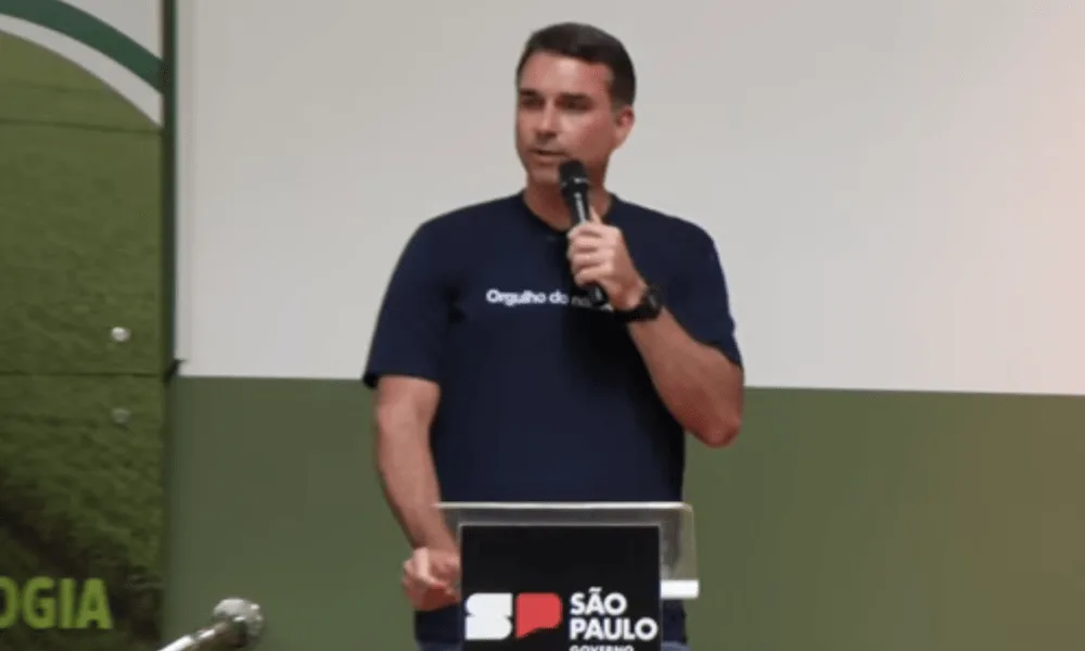 TSE determina retirada de vídeo de IA que liga Flávio Bolsonaro a Vorcaro