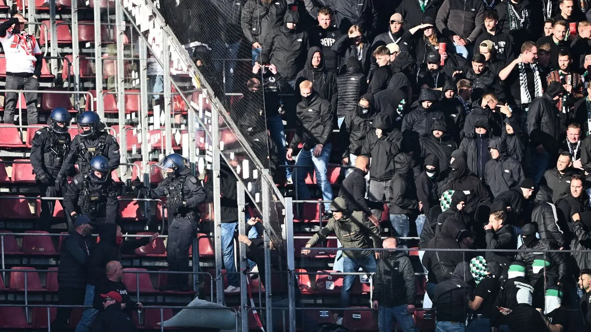 Fußball-Bundesliga: Clubs nach Ausschreitungen bei Rheinderby entsetzt