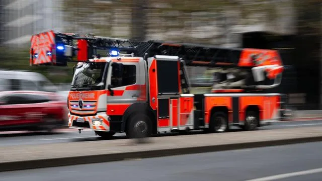 Brand gelöscht: Leicht verletzte Person bei Brand in Mehrfamilienhaus