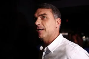 Flávio vota pelo fim da escala 6×1, mas não participa de debates sobre a PEC