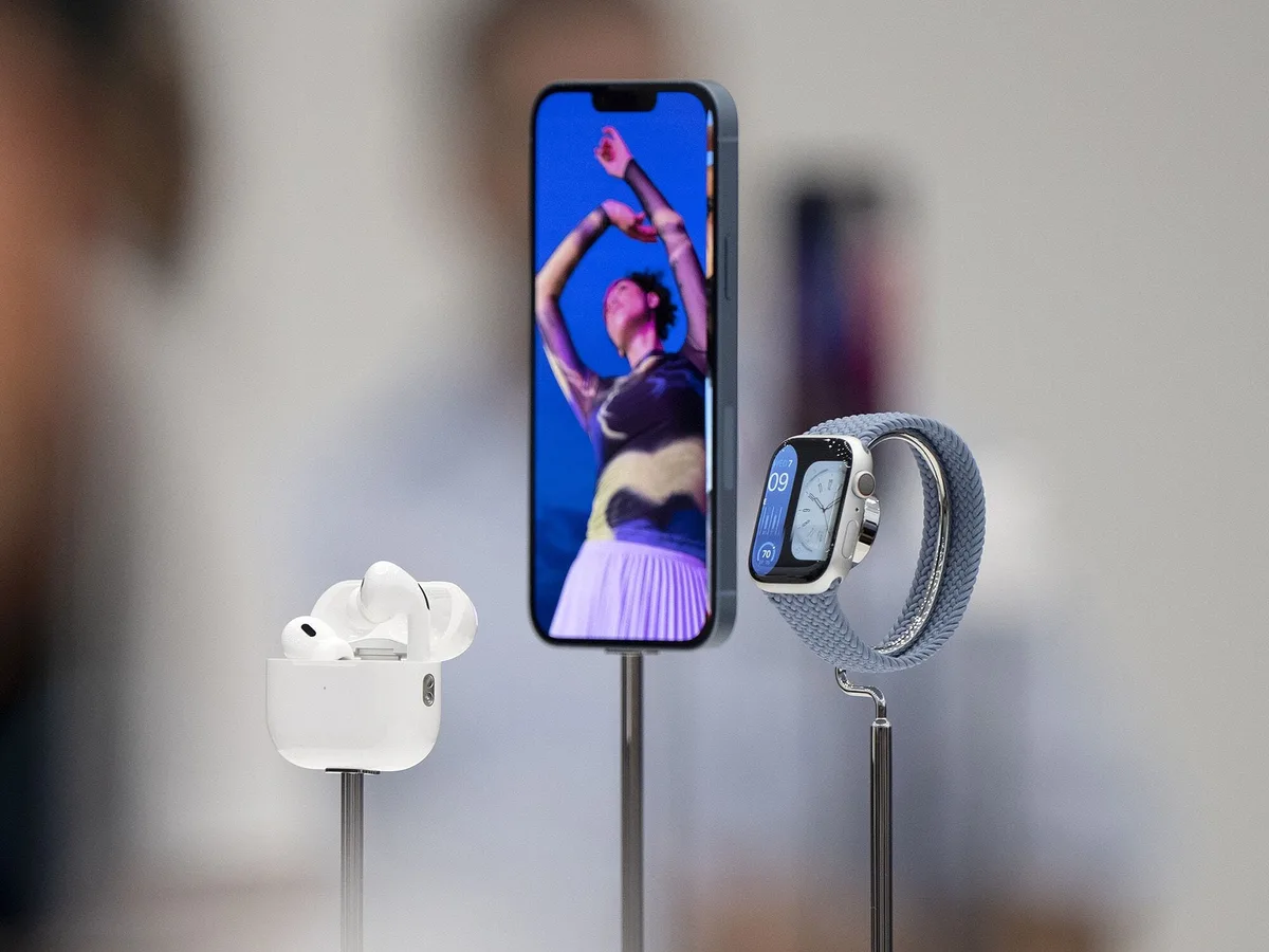 Apple filtra 4 nuevos productos: Así funcionarían los AirPods con cámara que serán los ‘ojos’ de Siri