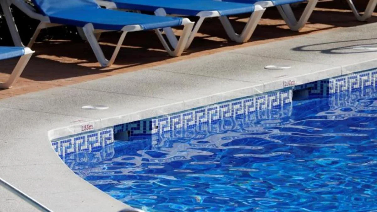Cuatro menores se enfrentan a multas de hasta 3.000 € por defecar en una piscina de Burgos
