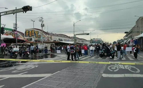 Comerciantes de la colonia Morelos bloquean Eje 1 Norte; piden recuperar su mercancía de inmueble asegurado