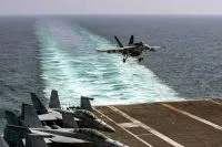 Chefe do comando central dos EUA visita porta-aviões USS Abraham Lincoln