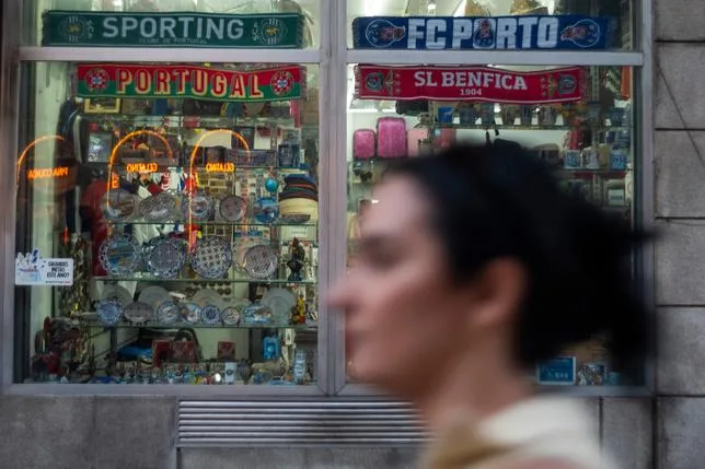 Au Portugal, les villes veulent reprendre du terrain aux étranges boutiques de souvenirs