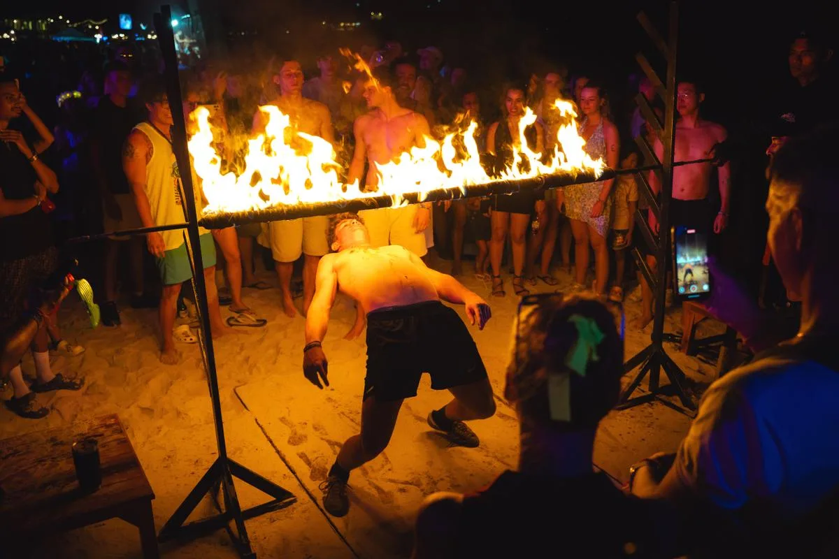 « Hé les filles, venez, on prend des champignons ! » : plongée dans la Full Moon de Koh Phangan, la plus mythique des « beach parties »