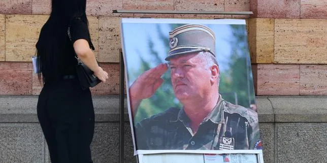 Bosnie : plusieurs milliers de personnes rendent hommage à l’ex-chef militaire serbe bosnien Ratko Mladic, condamné pour génocide