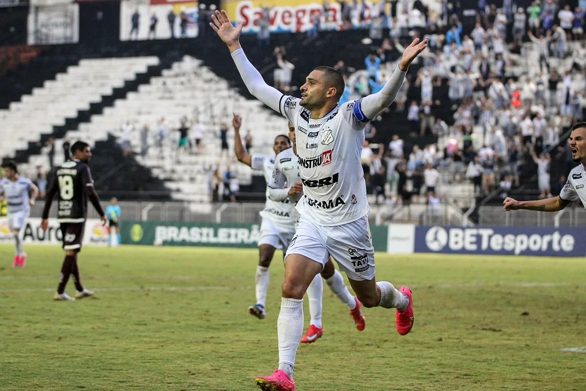 Ex-Palmeiras brilha no início do quadrangular e se isola na artilharia da Série C