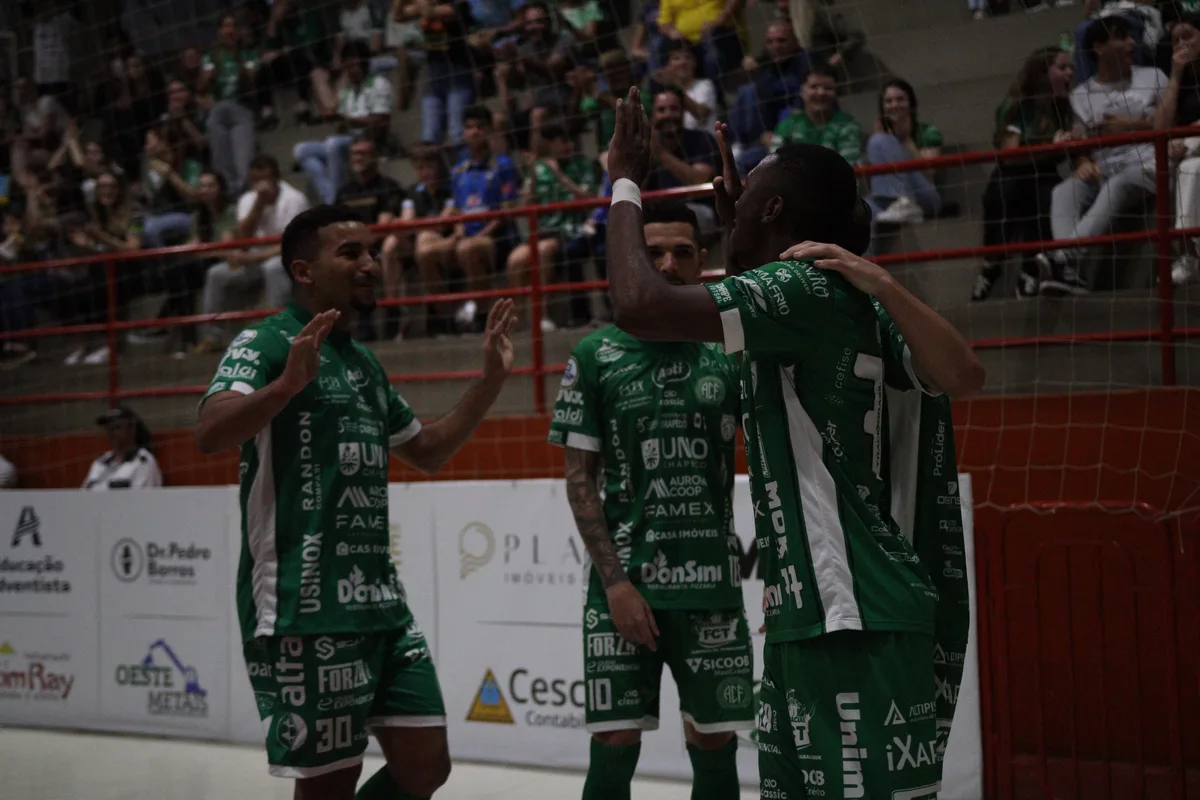 Chapecoense vence Florianópolis e assume liderança da Série Ouro
