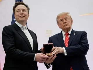 Donald Trump décore Elon Musk d’une médaille scientifique et le qualifie de « trésor national »